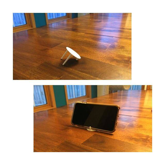 phone stand made out of pizza saver