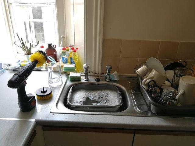 using drill to wash dishes