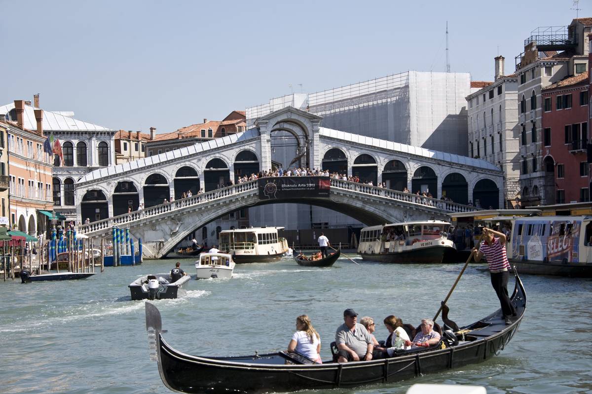 The Rialto Bridge Went From A Pontoon Bridge To Picturesque