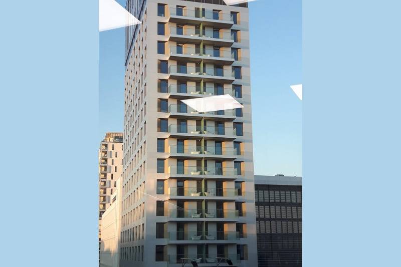 bath in balcony visible to all