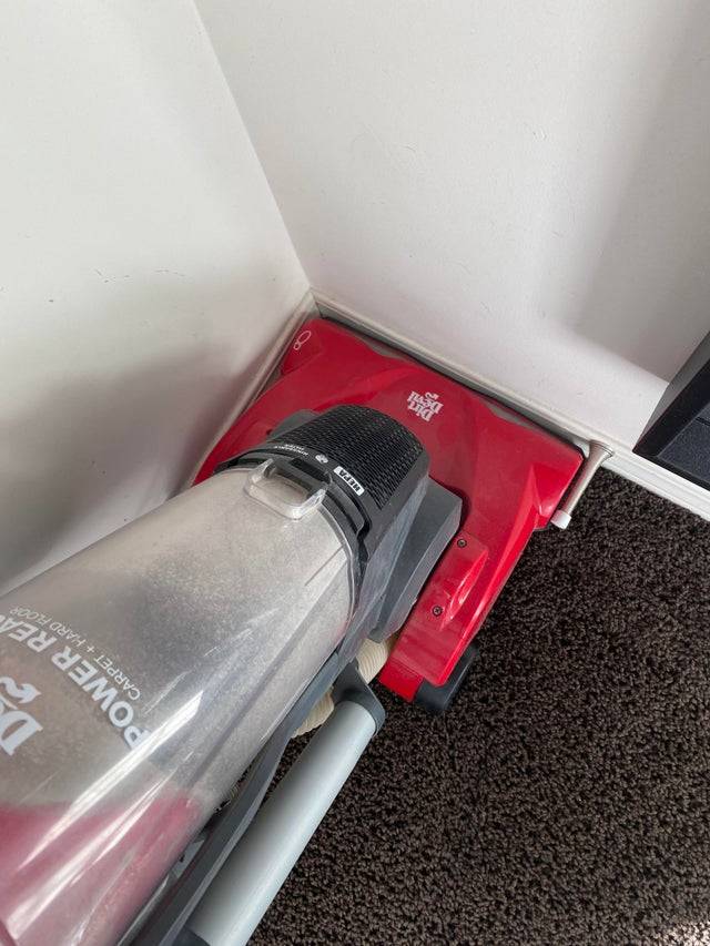 vaccum cleaner fits in corner