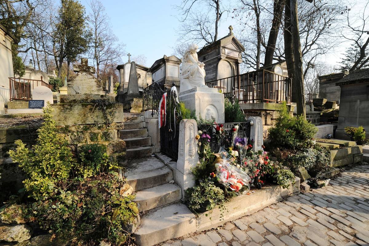 Frederic Chopin's grave is photographed at Cimetière du Père Lachaise.