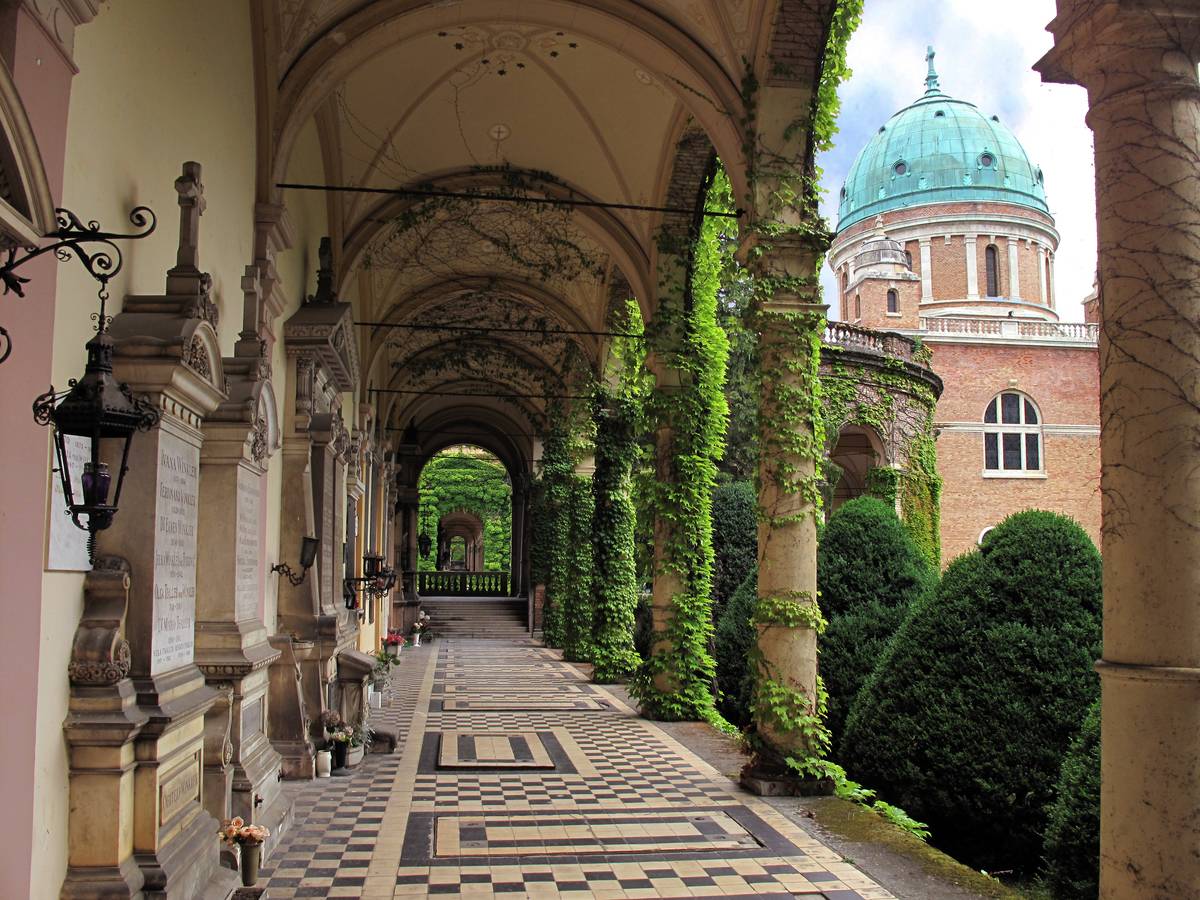 A photo shows a gallery in the cemetery of Mirogoj.