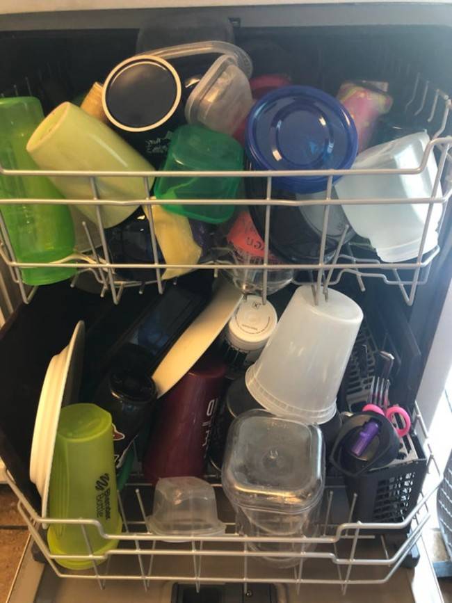 wife loaded dishwasher incorrectly, piling everything on top of each other