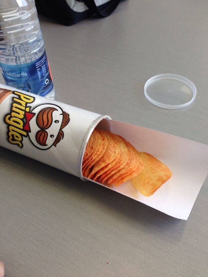 using paper to extract pringles from tube