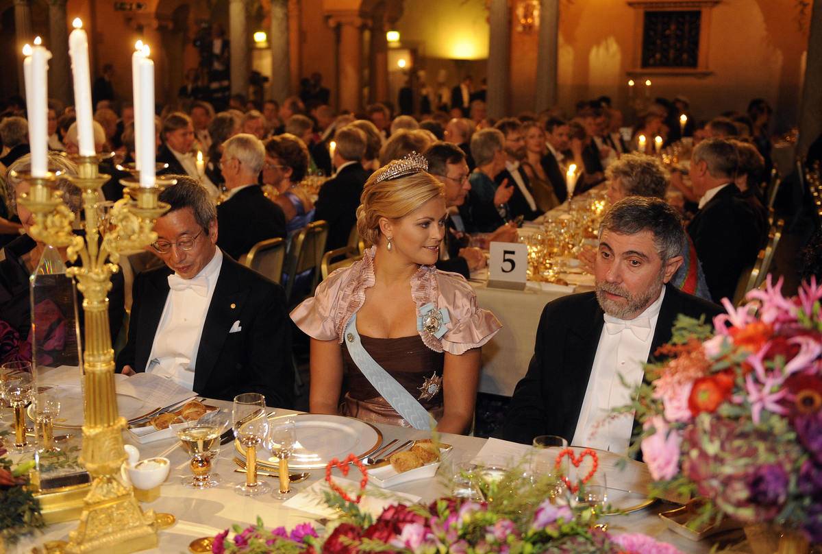 Members of the 2008 Nobel laureate attend a royal Banquet at Buckingham.