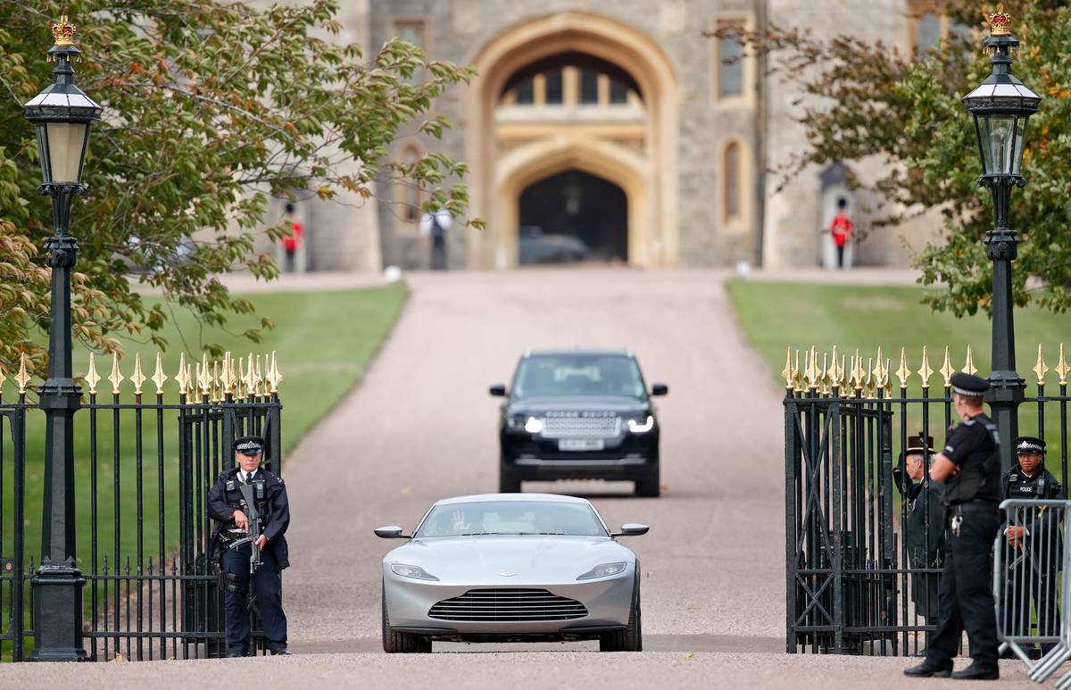 Jack Brooksbank and Princess Eugenie drive out of Windsor Castle in nice cars.