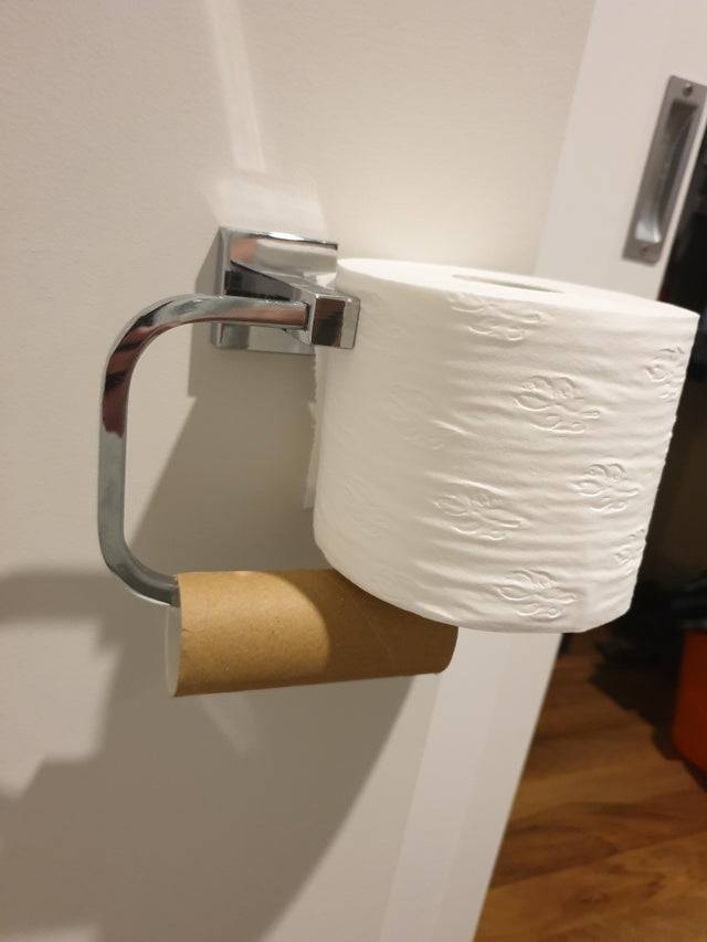 new roll of toilet paper resting on empty one