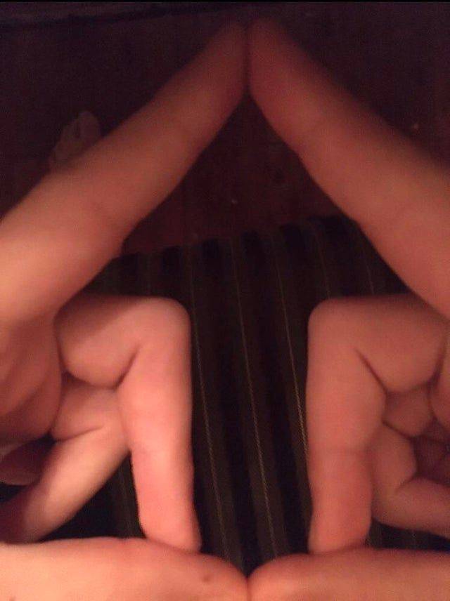 fingers make an arrow 