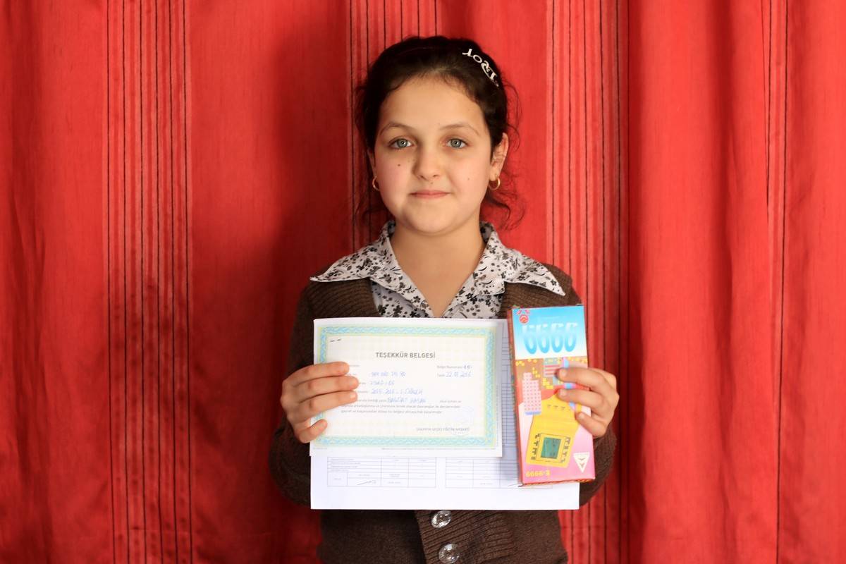 Syrian children get their school reports in Turkey