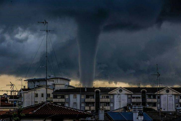 tornado in venice going crazy