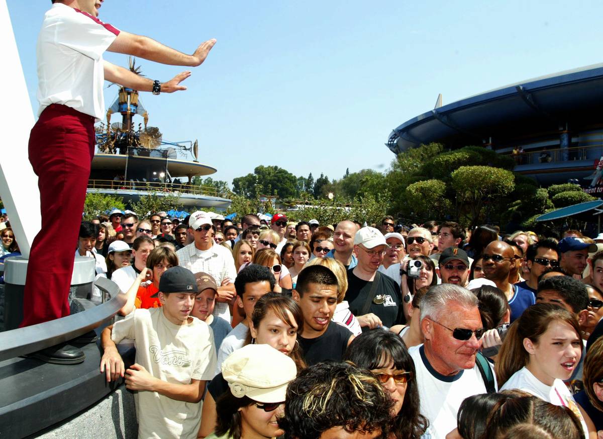disneyland-crowd