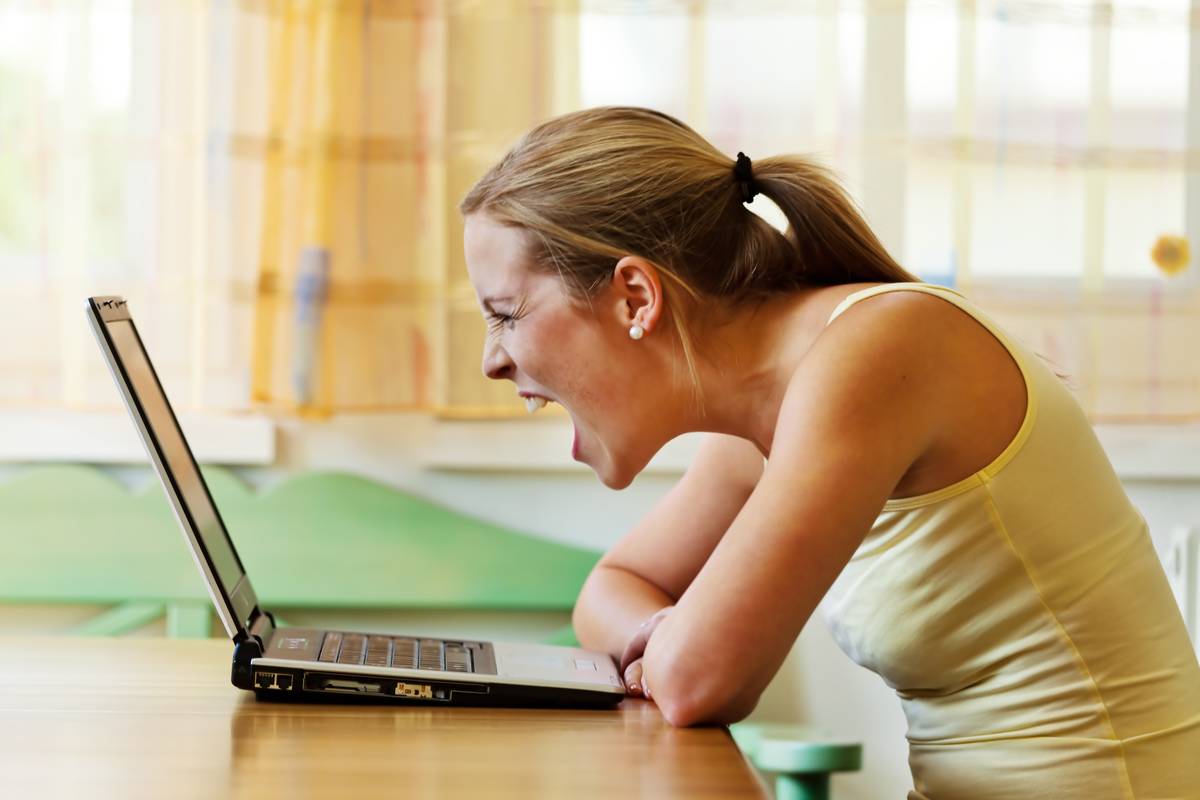 woman-yelling-at-computer