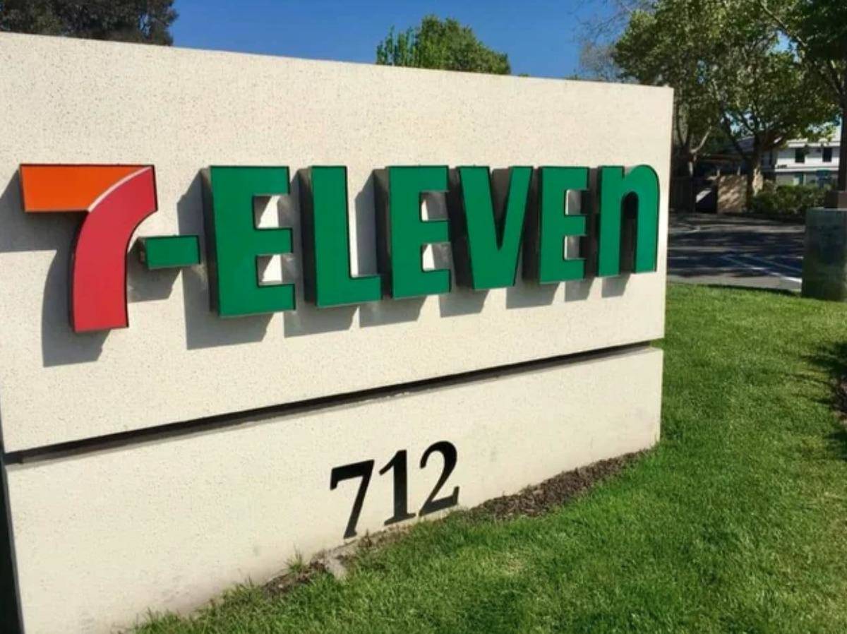 7 Eleven office is located at street number 712