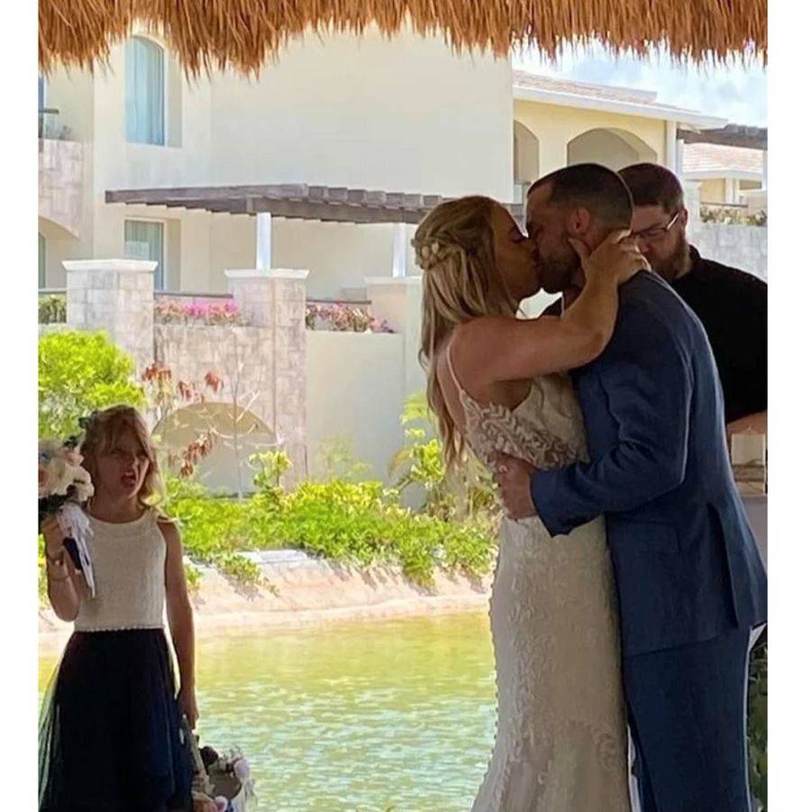 kissing couple shunned by little girl