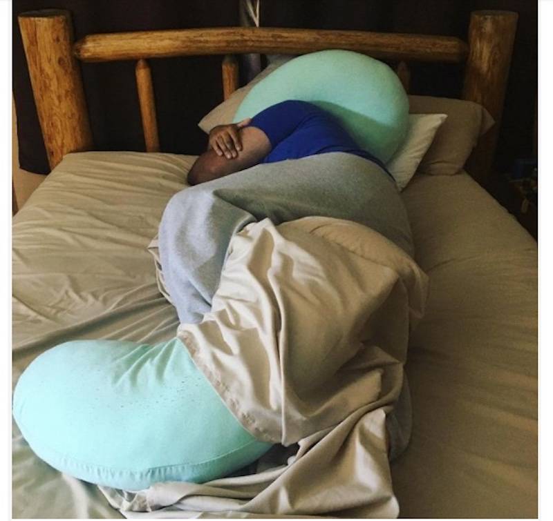 husband sleeping with pregnancy pillow