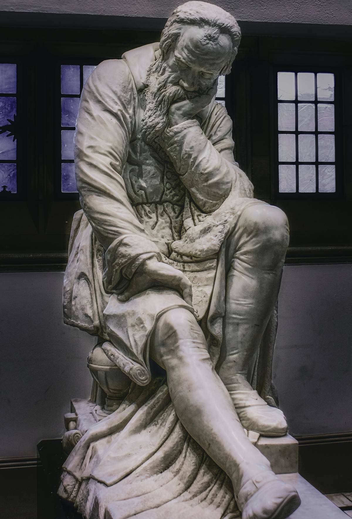 statue of galilelo posing