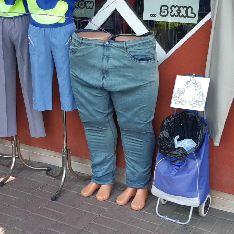 two mannequins in plus size jeans