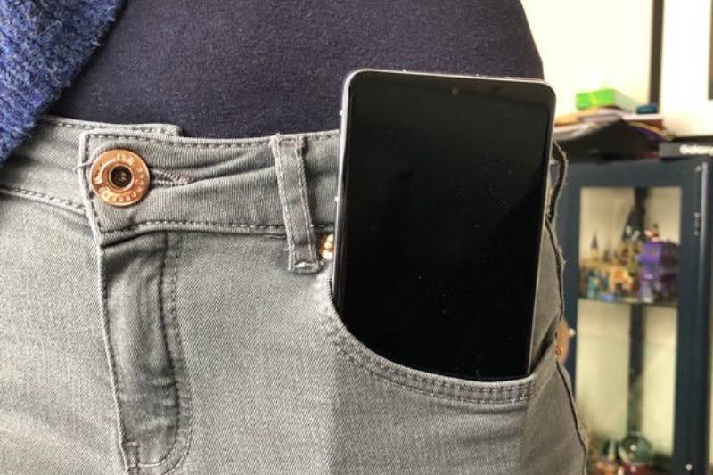 The pockets on women's trousers don't fit phone