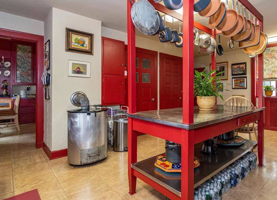 tin in the kitchen is for what?