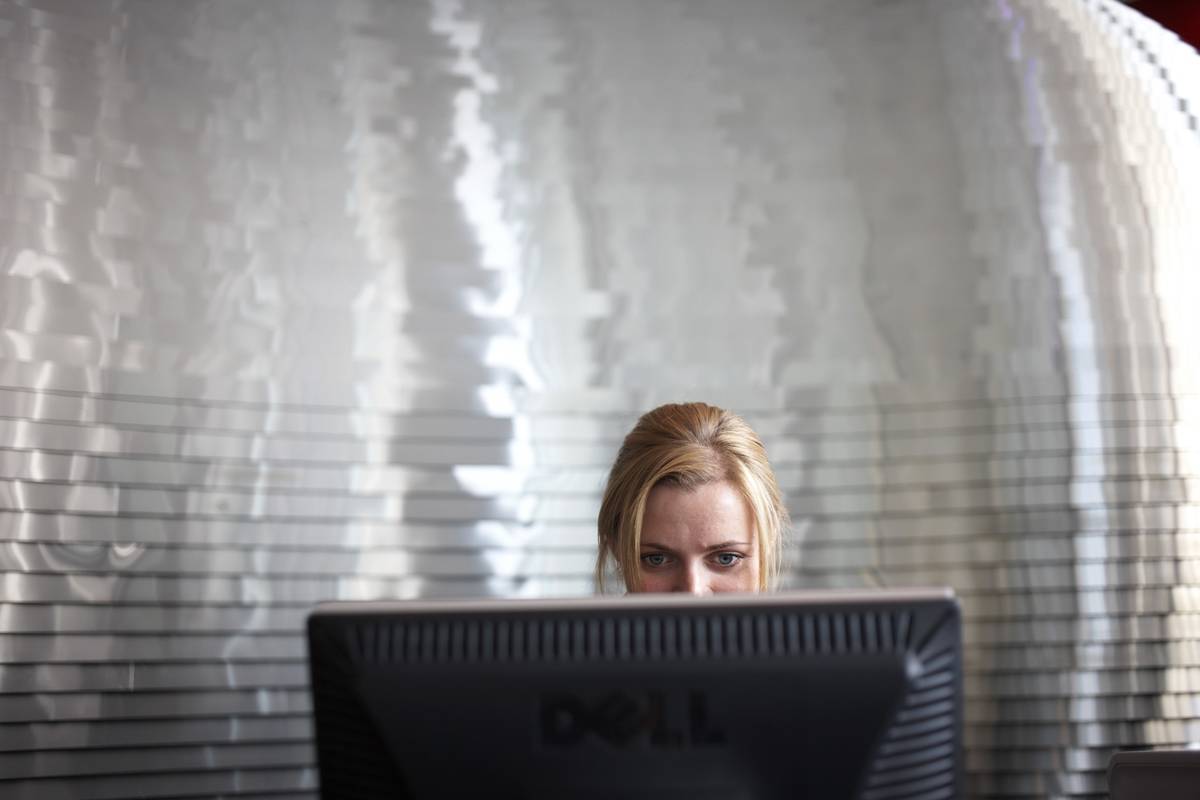 woman-on-computer