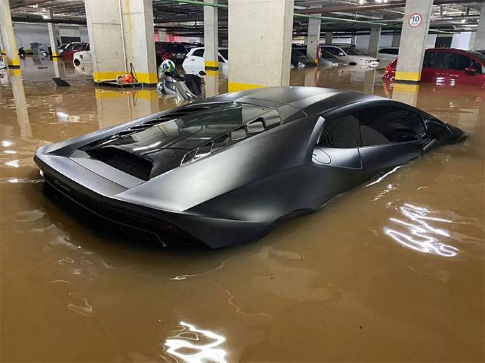 Lambo flooded in São Paulo