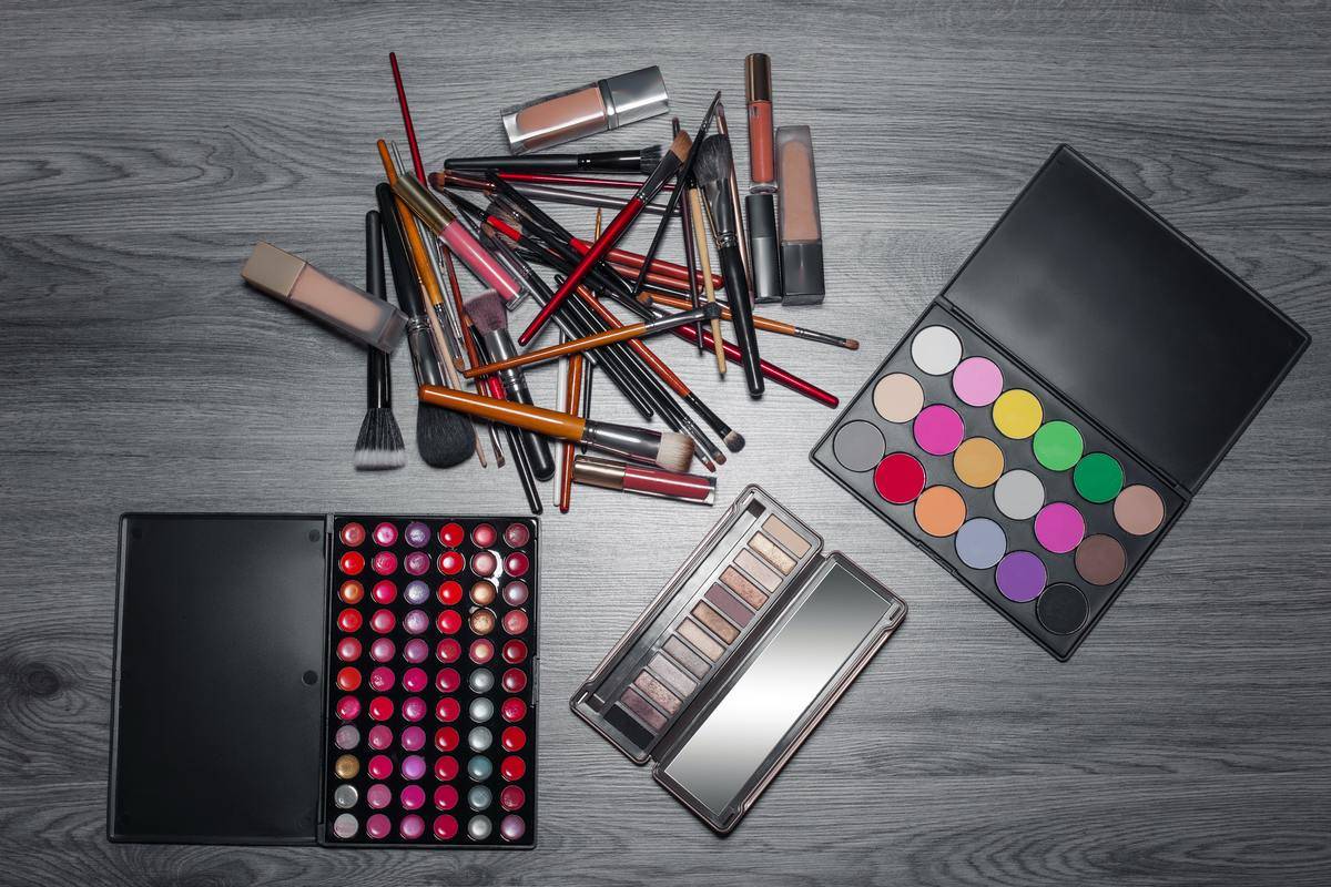 Makeup kit featuring eyeshadow, lipstick, and foundation