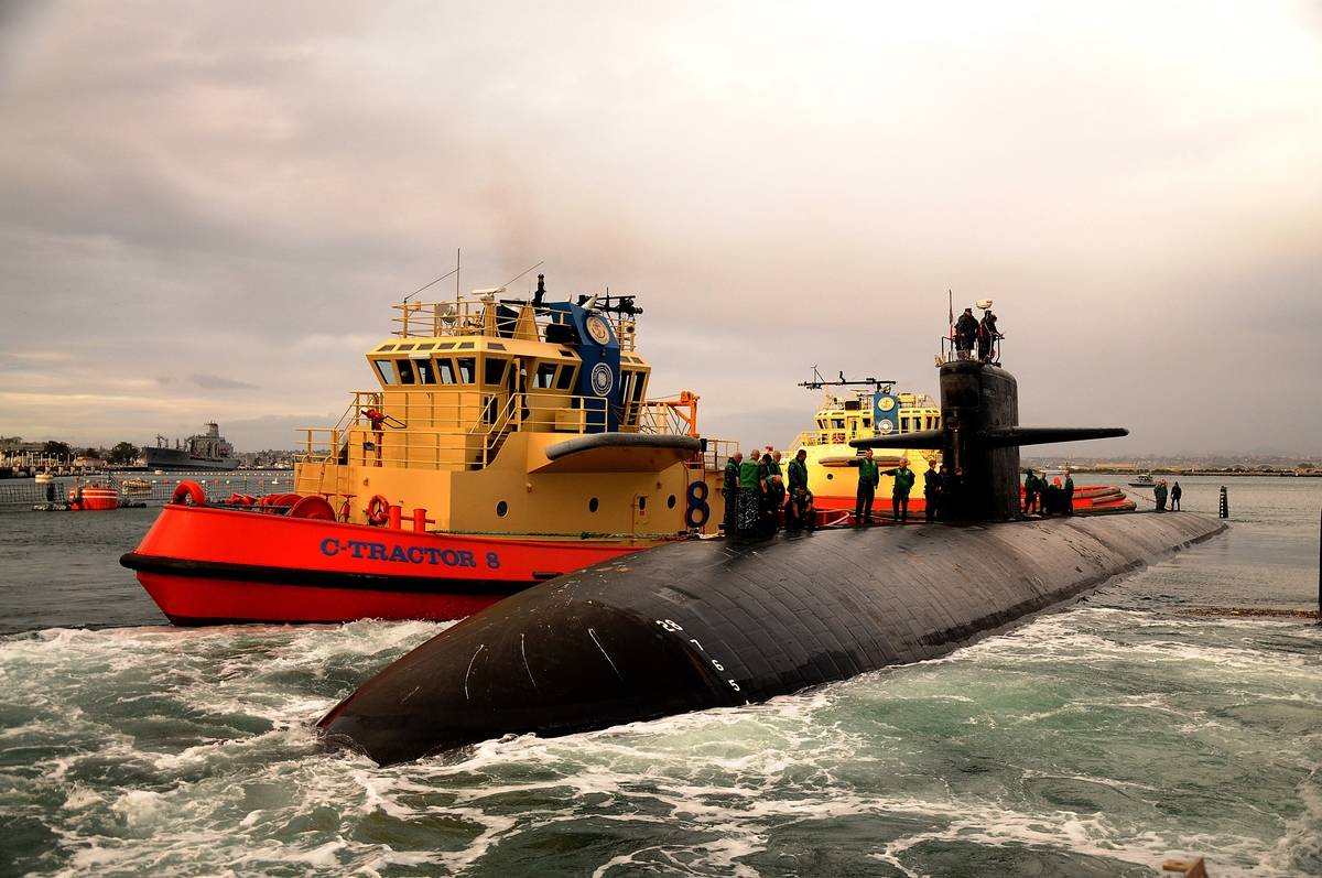 A Los-Angeles class submarine departs from San Diego.