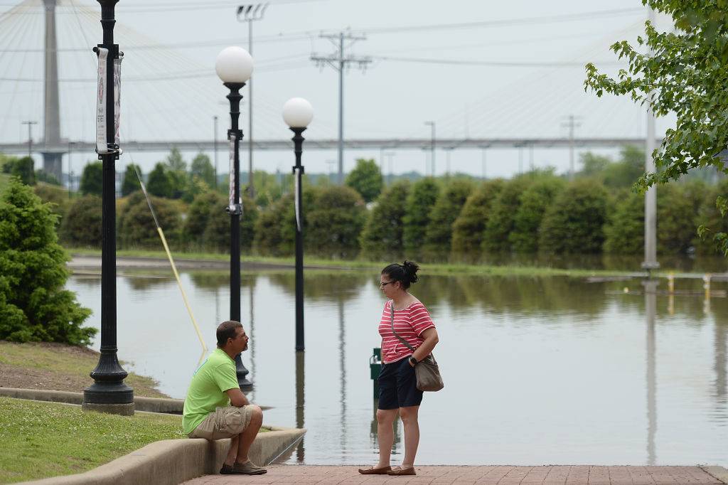 a man and woman talking in Alton, Illinois