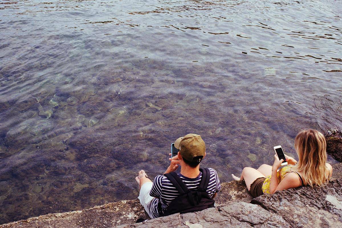 kids on phones