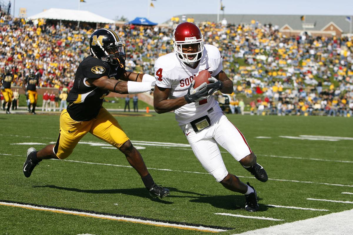 The Oklahoma Sooners play against the Missouri Tigers.