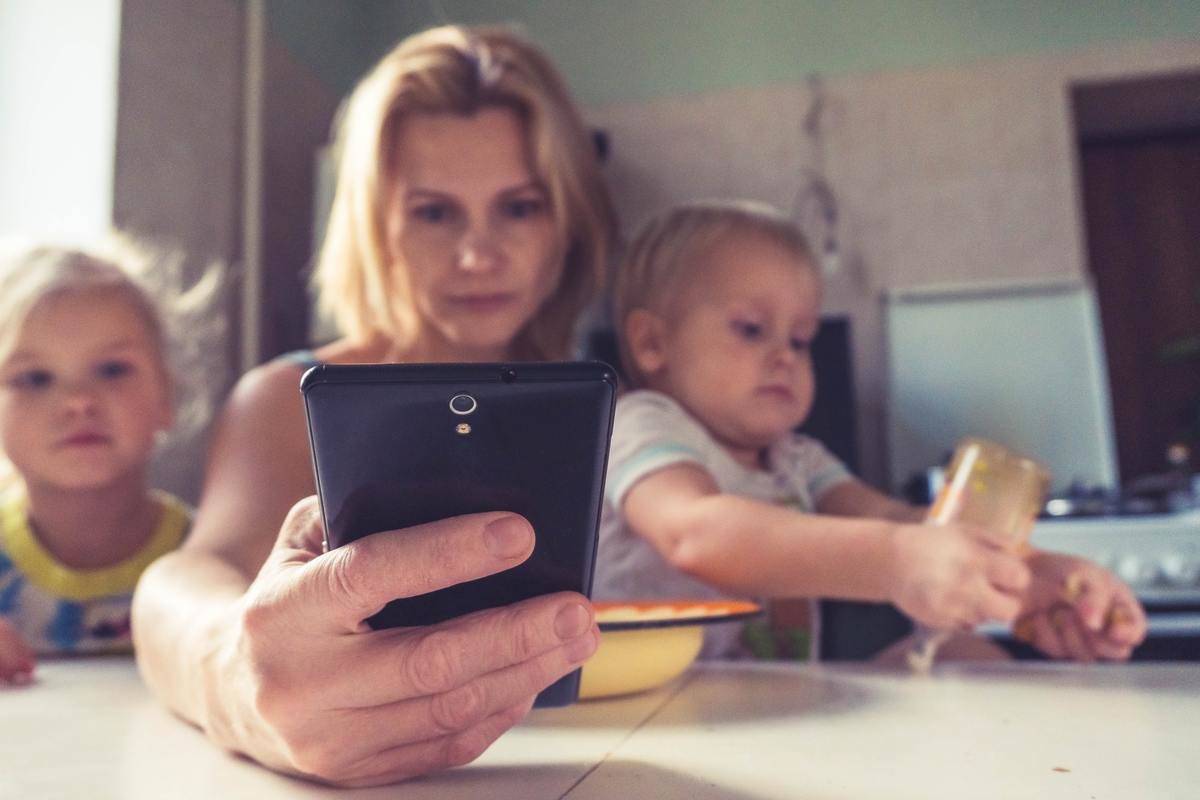 kids and mom on phone