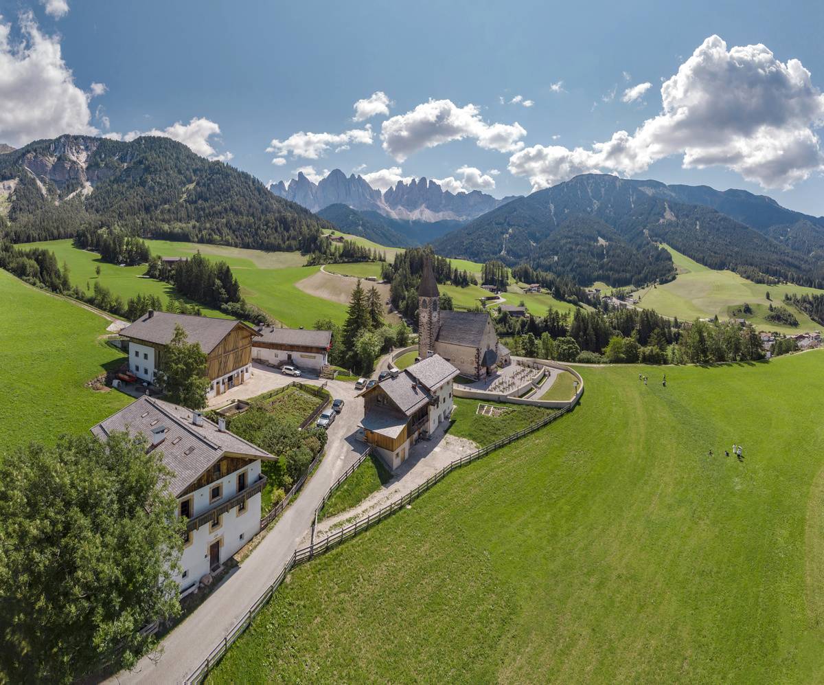 The Villnoss valley and the view towards the Geisler Gruppe mountains, Sankt Magdalena - Santa Maddalena Alta, , Sudtirol - Alto Adige, Italy