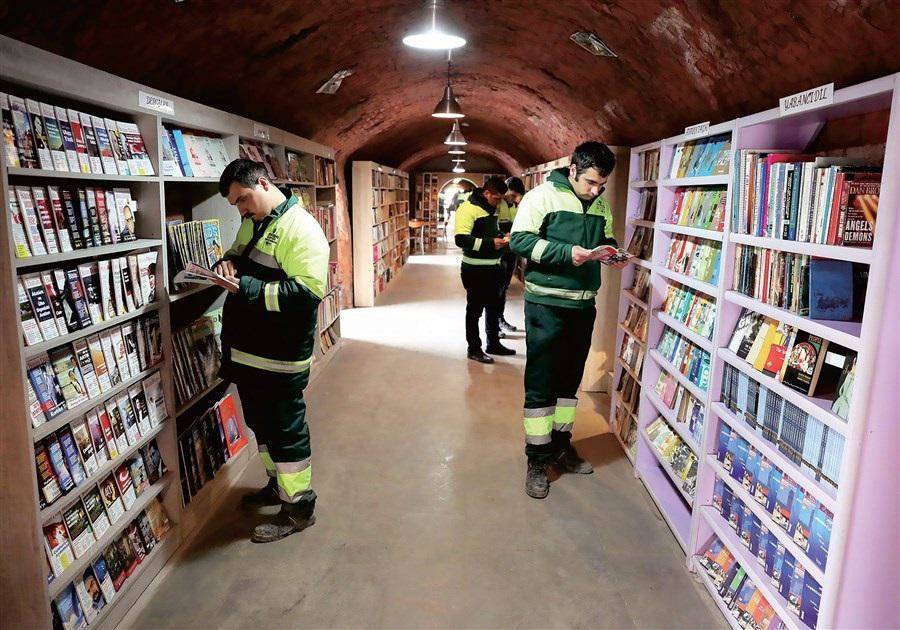 Turkish-Garbage-Collectors-Library-Of-Discarded-Books-51540