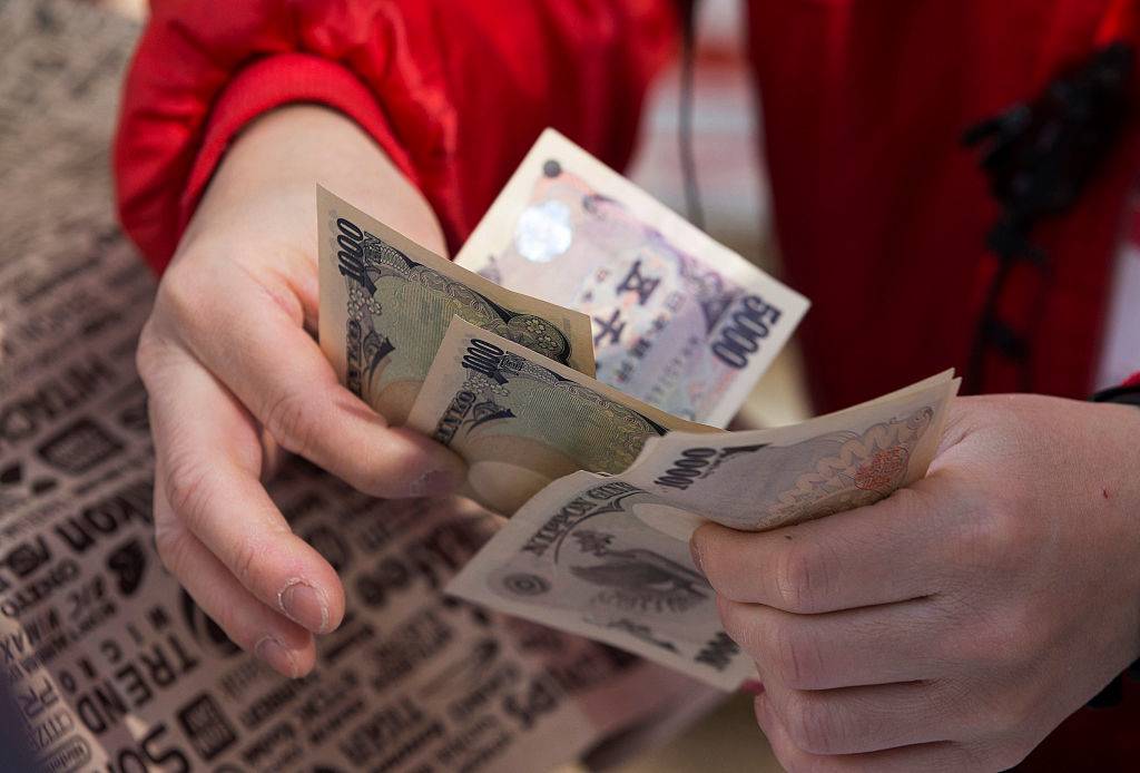 a person counting yen in Japan