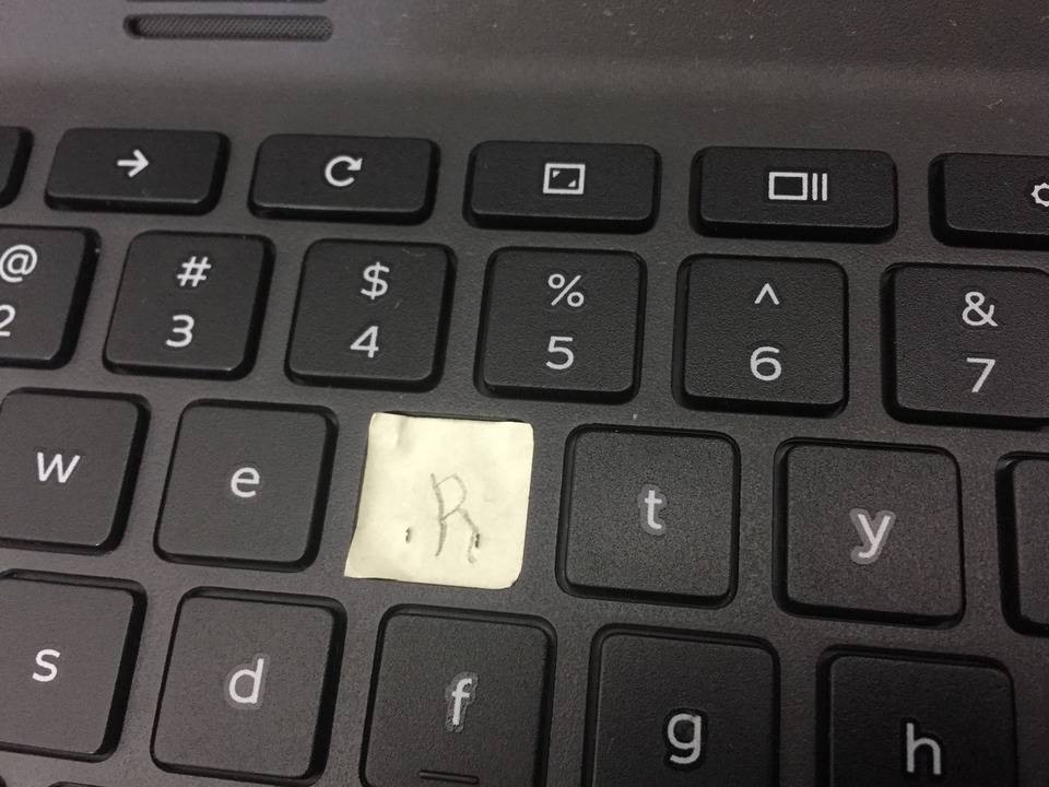 Post-it note being used as the letter R on a keyboard