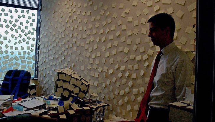 post it notes in the office