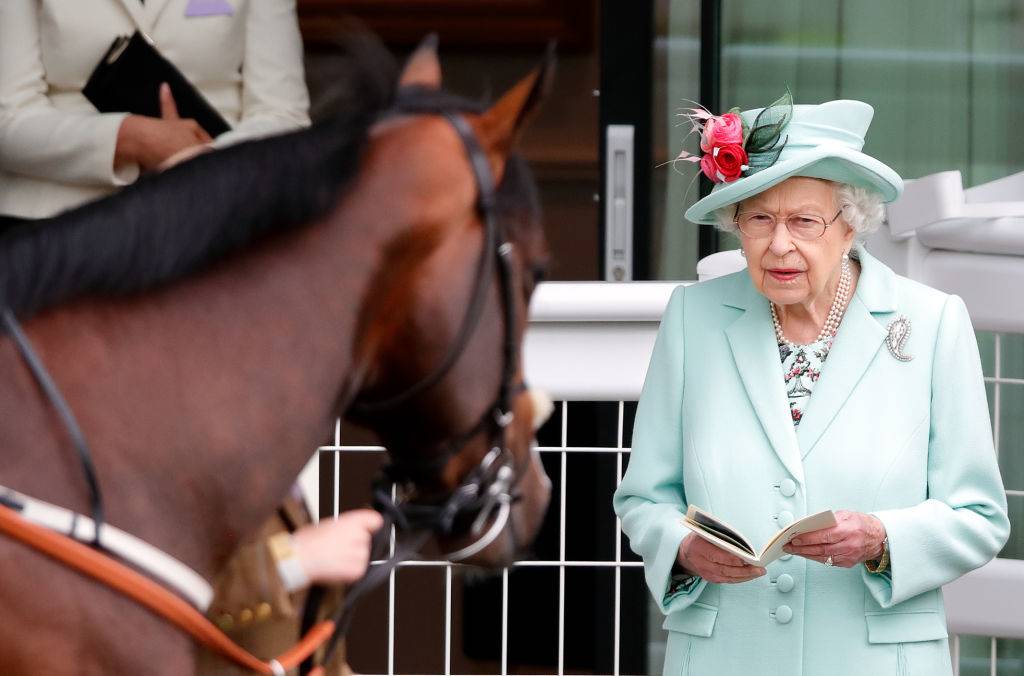 queen elizabeth looking at a racehorse