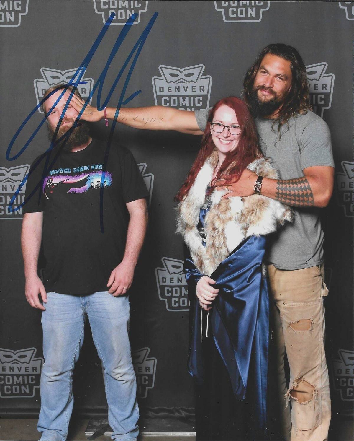 Jason Momoa and fans pose at Comic-Con