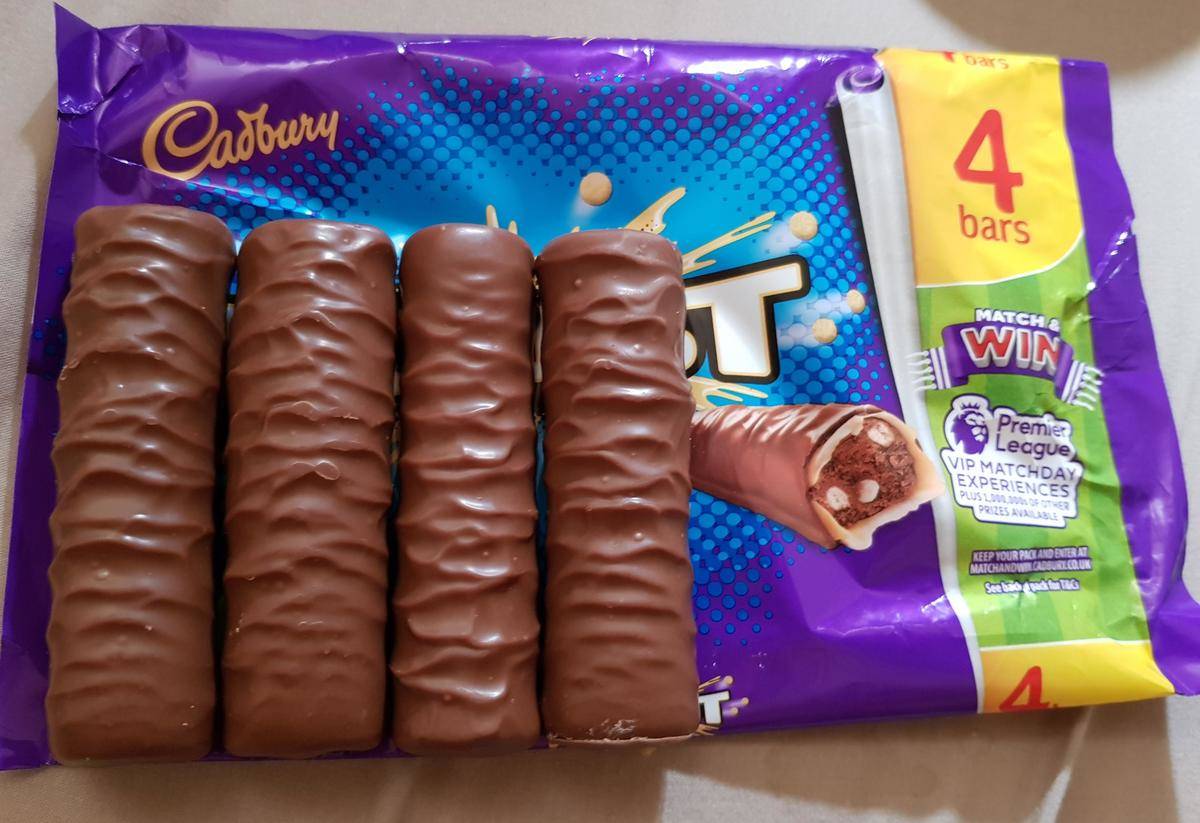 Packaging vs actual size of the product of Cadbury biscuit boost chocolate bars