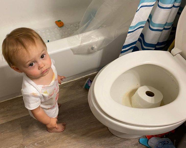 kid fails with toilet paper