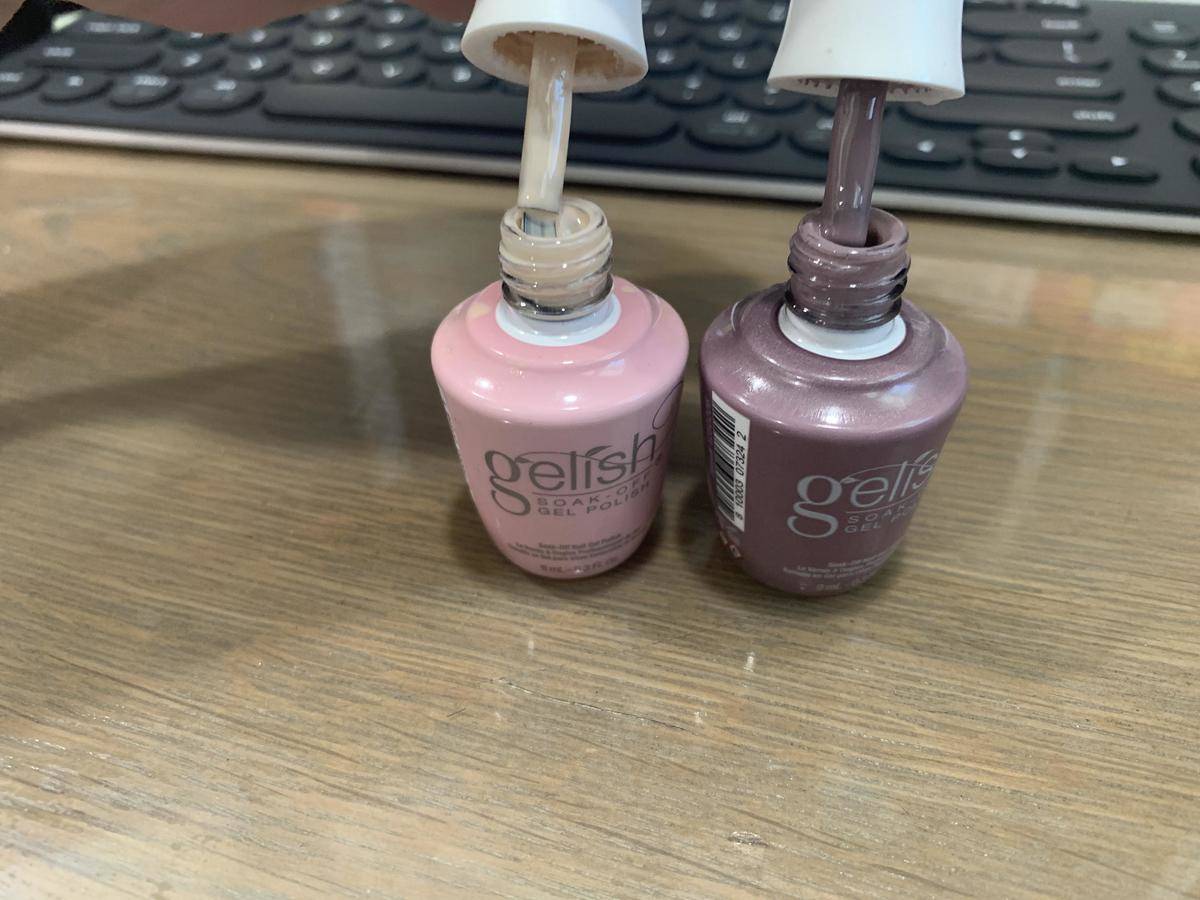 Nail polish with different label colors