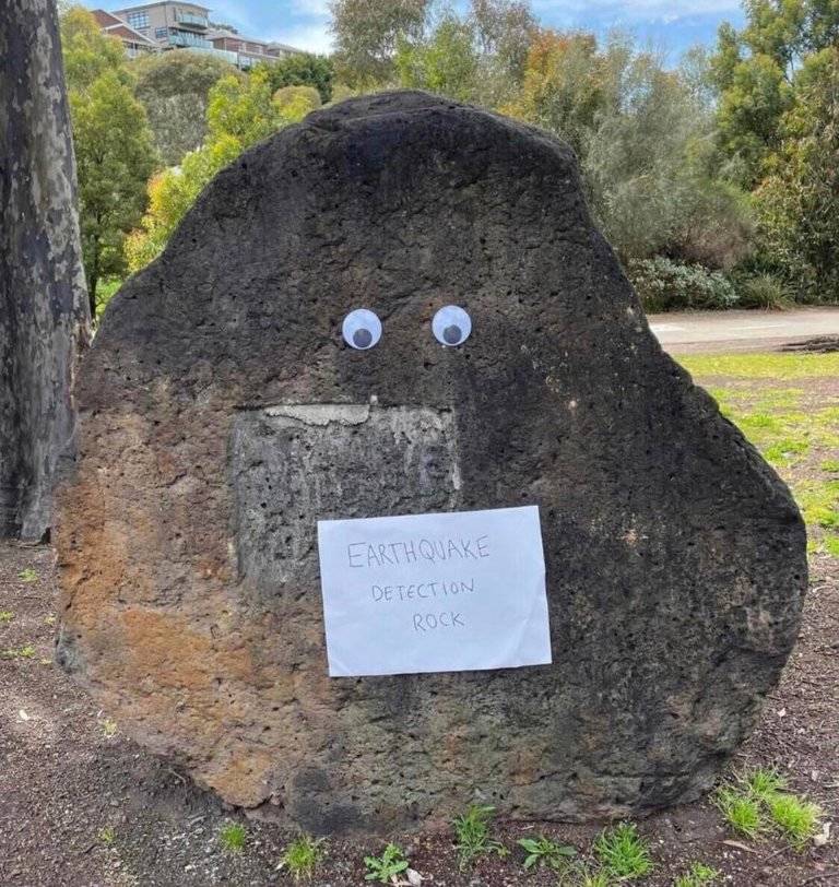 detection rock for an earthquake