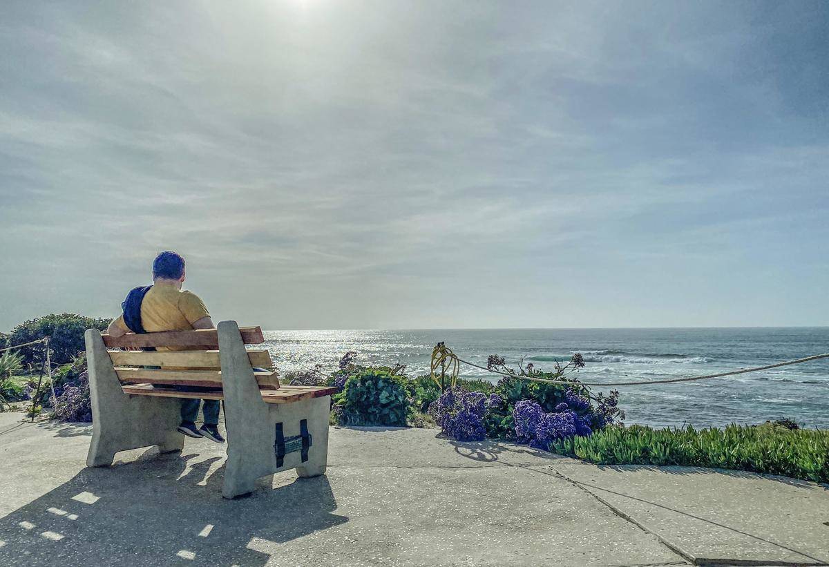 baby feet on the bench