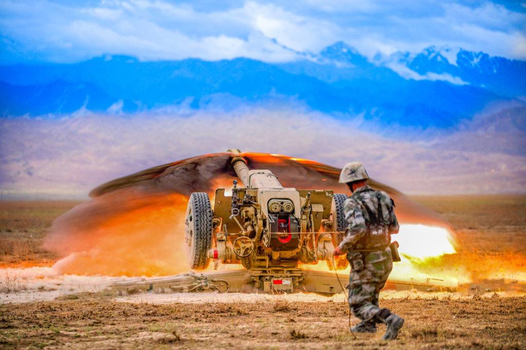 Chinese soldier monitors blast from long-range missile