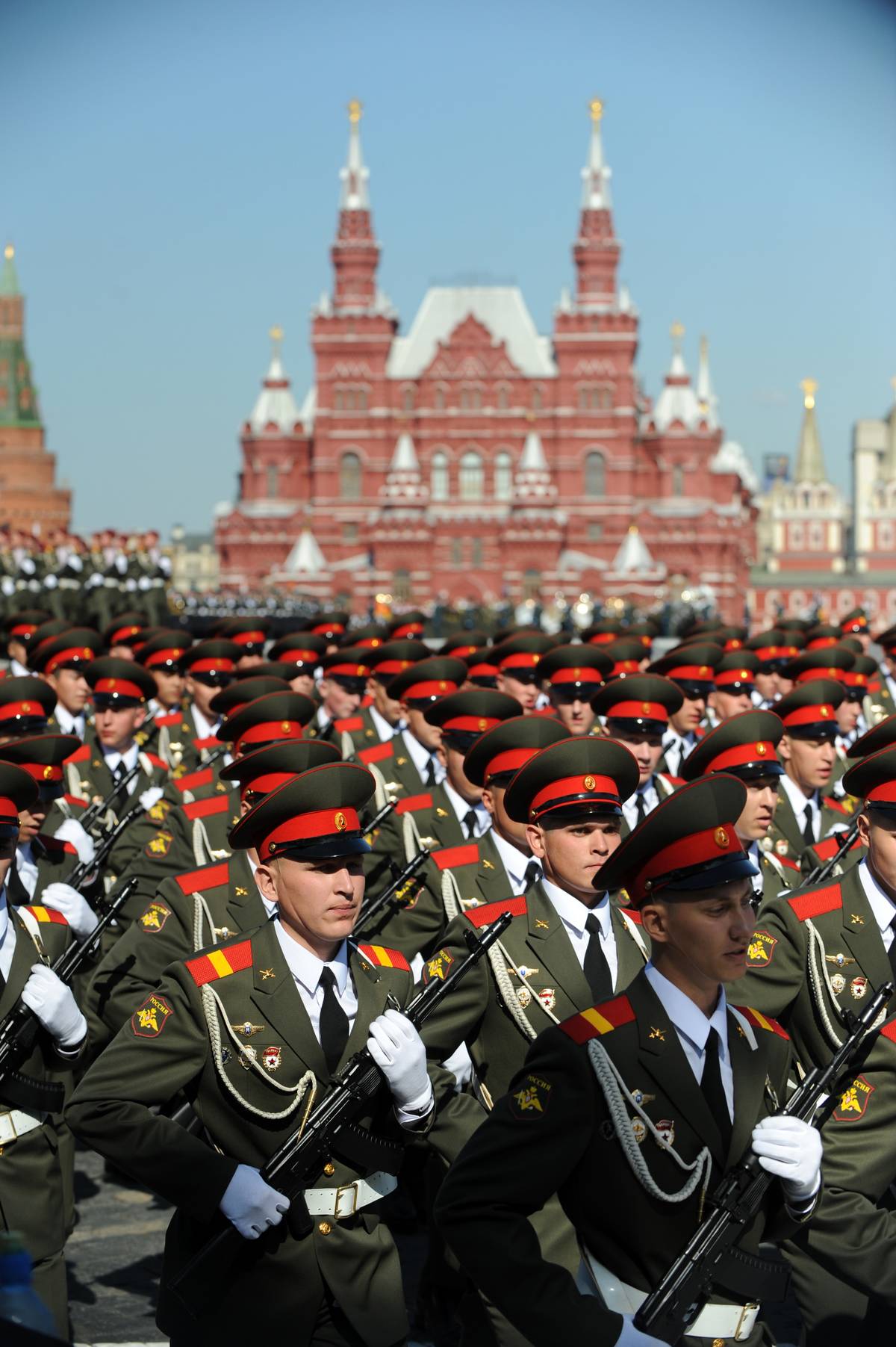 Russian soldiers holding Kalashnikov machine guns march on Red Square during the nation's Victory Day parade in Moscow on May 9, 2009