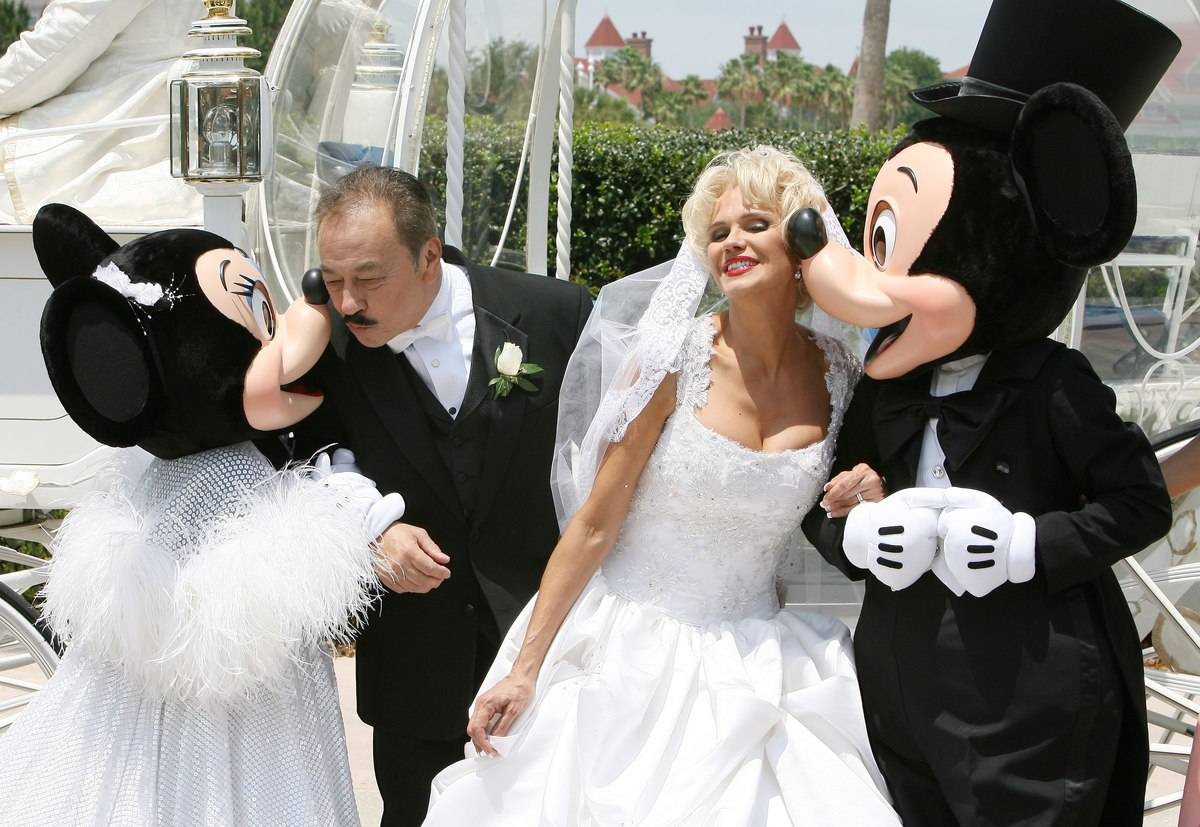 Minnie Mouse, Elin Ortiz, Charytin Goyco, Mickey Mouse kiss afer Charytin Goyco's dream wedding at Walt Disney World