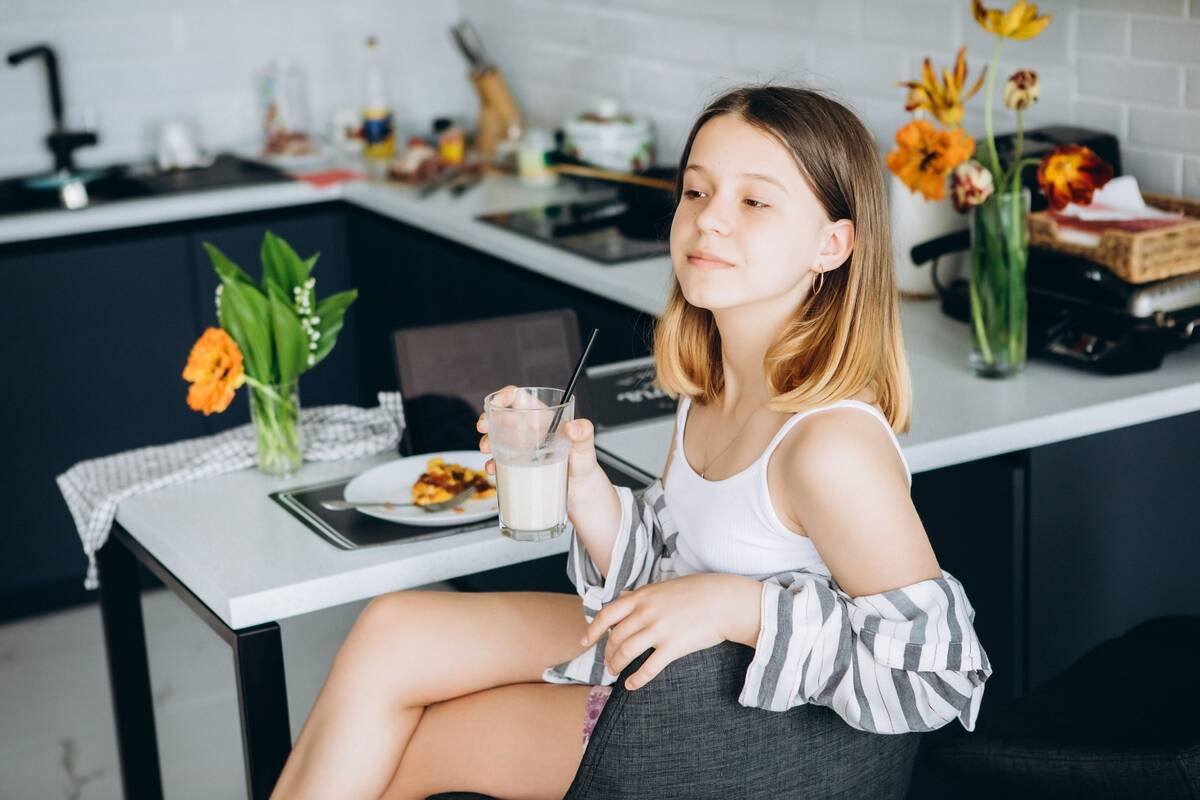 11-year-old-girl-eating-breakfast-with-an-omelette-2022-11-16-08-08-03-utc