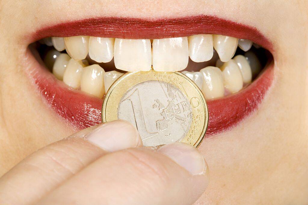 Biting a coin