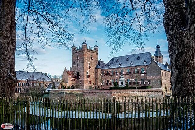 Castle_Huis_Bergh_(136637591)